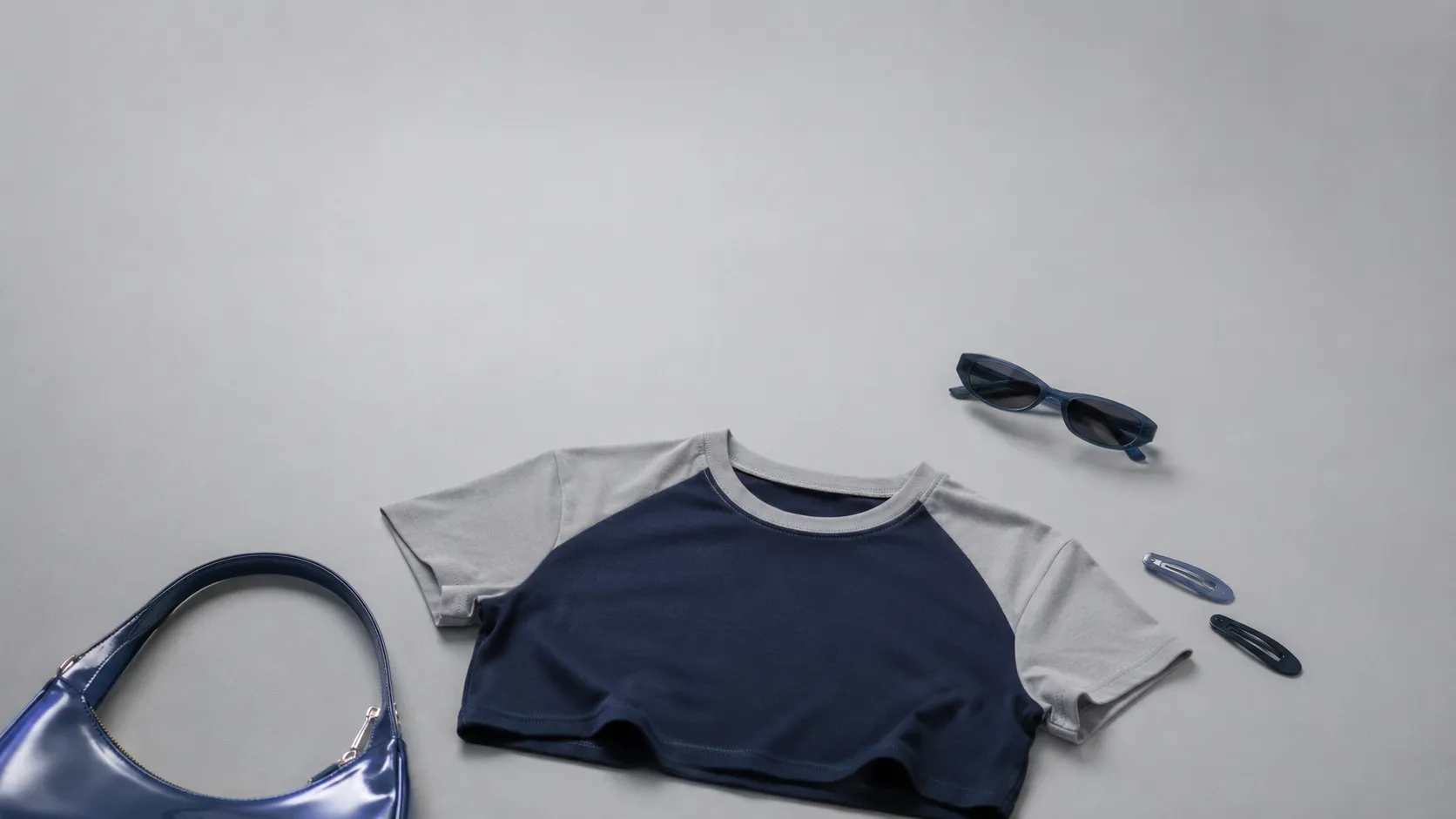 เสื้อ Baby Tee ทรงครอปรัดสไตล์ Y2K พับวางคู่แอ็กเซสเซอรี