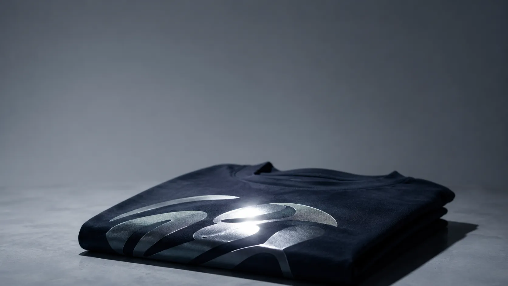 ลายสกรีนสะท้อนแสงบนเสื้อเรืองแสงเมื่อโดนไฟ สื่องานพิมพ์ reflective